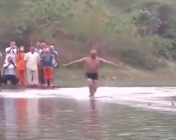 Monge bate recorde ao correr 125m sobre a água