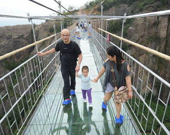 Você toparia? Turistas encaram ponte transparente entre montanhas na China