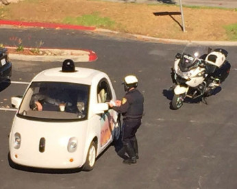 Carro do Google, que funciona sem motorista, é parado por guarda de trânsito por andar devagar demais