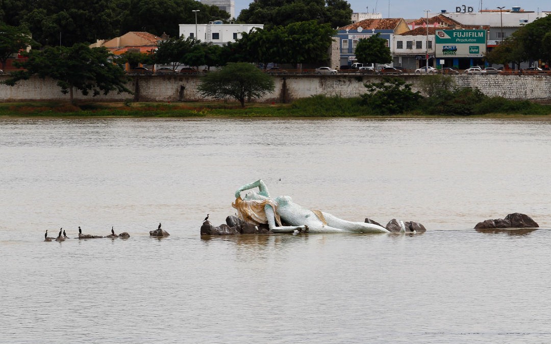 Alvo de pastores, estátua de Iemanjá em Petrolina deve permanecer no Rio São Francisco
