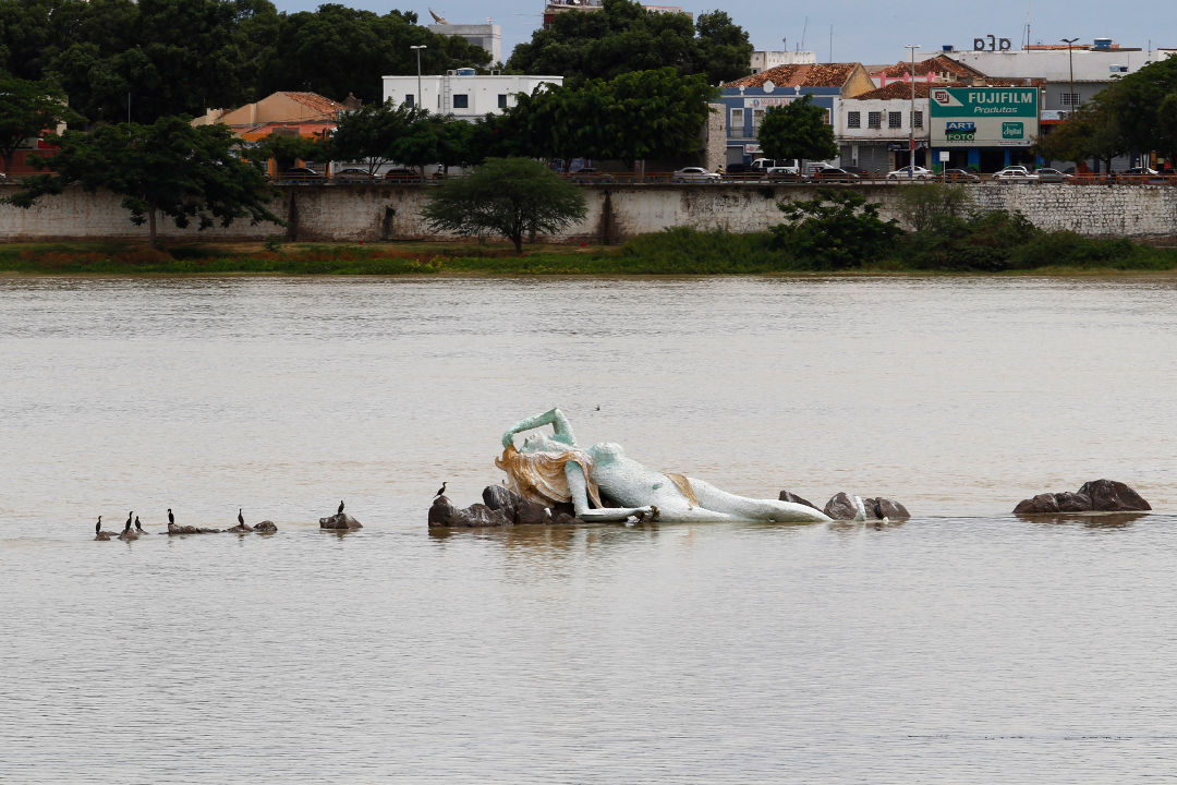 Alvo de pastores, estátua de Iemanjá em Petrolina deve permanecer no Rio São Francisco