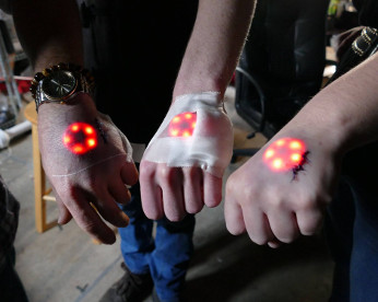 Moda das tatuagens luminosas inclui implante de LED na pele no maior estilo robô