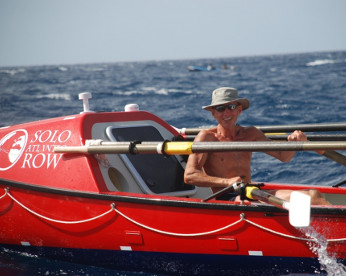 Homem vai dos EUA à Austrália em barco a remo e bate recorde