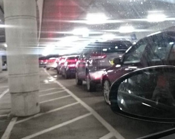 Clientes passam 6 horas para sair de estacionamento do shopping após compras de Natal