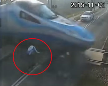 Vídeo flagra ciclista se chocando contra trem em movimento