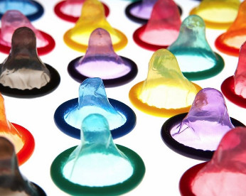 Casais que usam preservativos fazem mais sexo, revela estudo