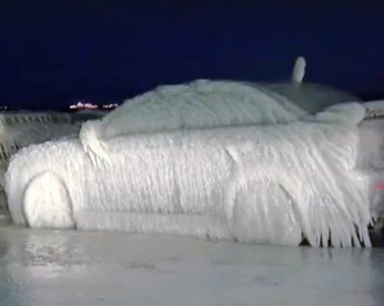 Frio extremo congela carros nas ruas de Nova York