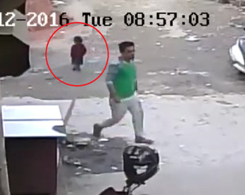 Vídeo flagra momento em que criança de 4 anos cai e escapa de atropelamento