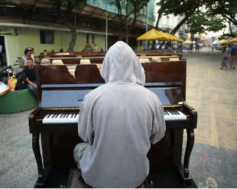 Um piano nas ruas: como a música mudou rotinas no Recife