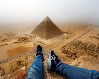 Adolescente escala pirâmide do Egito por foto perfeita e pode ser preso