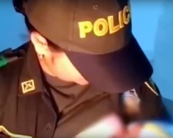 Policial encontra bebê em mata e o salva a amamentando