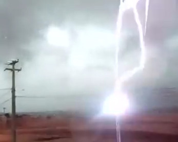 Morador filma raio caindo em Salgueiro e chuvas no sertão seguem por quatro dias