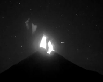 Ufólogos acreditam que OVNI tenha atravessado vulcão em erupção