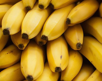 Homem é forçado a comer 48 bananas para expelir corrente de ouro roubada