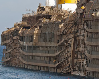 Quatro anos após naufrágio, Costa Concordia virou um navio fantasma. Veja fotos