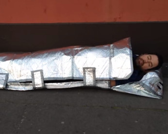 Menina de 15 anos cria saco de dormir à prova de água e de fogo para moradores de rua