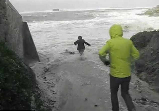 Vídeo dramático mostra idosos arrastados por ondas, na França