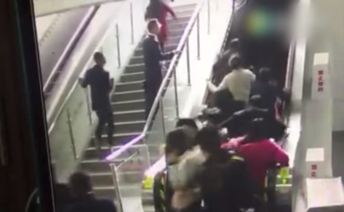 Escada rolante muda de sentido, derruba dezenas e fere cinco, na China