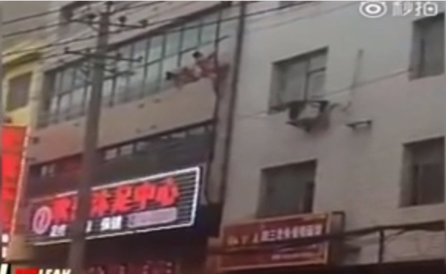Em fuga por janela, homem sem roupas cai de 2° andar, na China