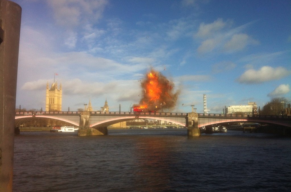Explosão de ônibus para filme de Jackie Chan cria pânico em Londres