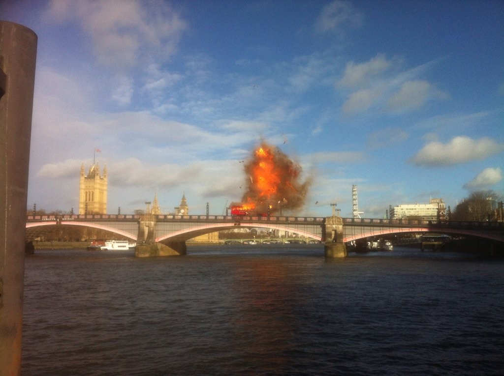 Explosão de ônibus para filme de Jackie Chan cria pânico em Londres