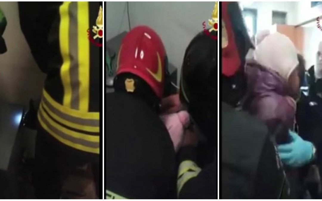Menina de 2 anos fica presa em cofre de banco na Itália