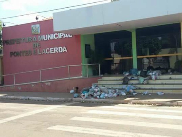MT: Revoltados por falta de coleta, moradores deixam lixo em prefeitura