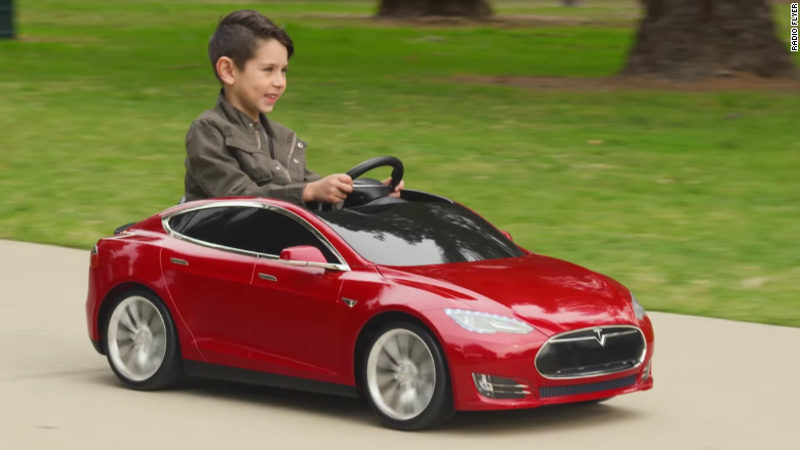 Carro infantil com bateria de longo uso chega a até 10km/h