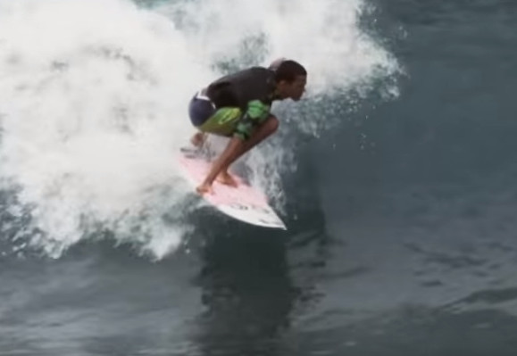 Surfista brasileiro cego surfa “escutando o mar”