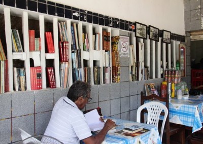 O bar de Jardim São Paulo que oferece a clientes bebida, refeição e livros