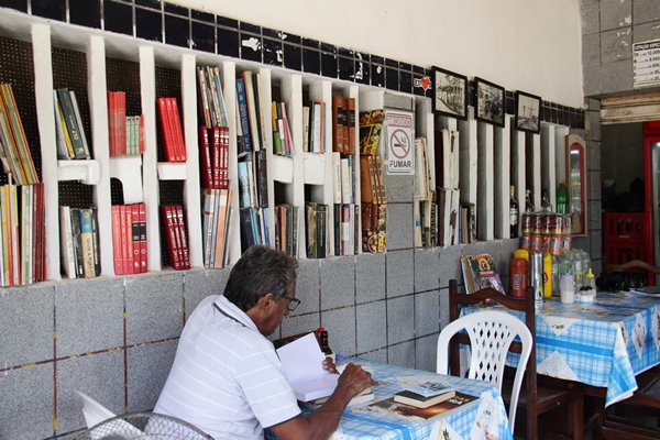O bar de Jardim São Paulo que oferece a clientes bebida, refeição e livros