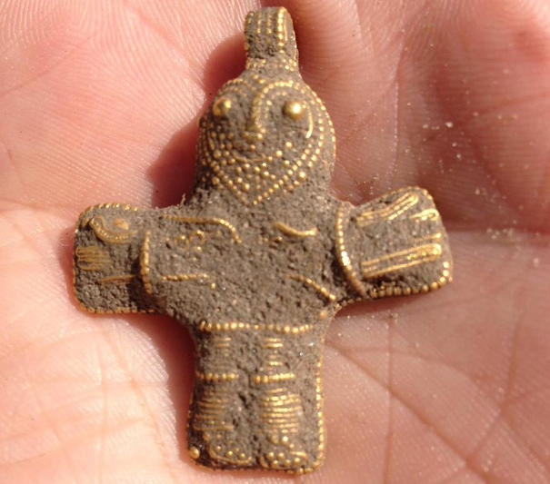 Homem descobre pingente de crucifixo que pode ser do século 10