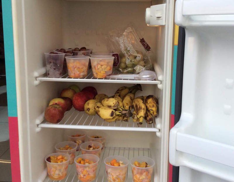 Cidades brasileiras oferecem geladeiras solidárias, com alimentos gratuitos a quem precisa