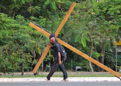 Pernambucano carrega cruz por 3 estados em protesto por 16 anos de prisão por crime que não teria cometido