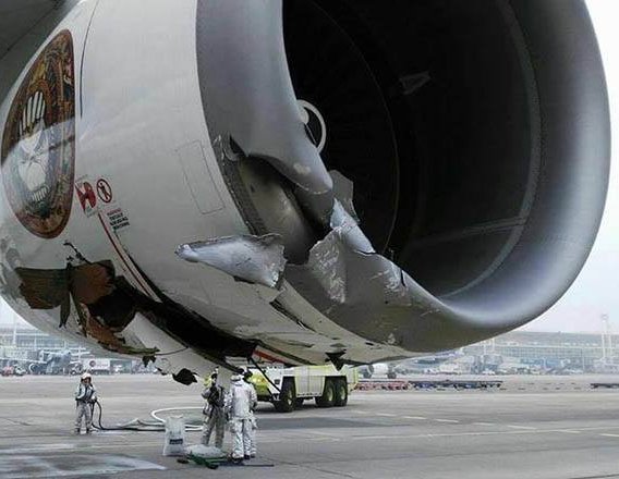 Avião do Iron Maiden é atingido por equipamento em pista de pouso, no Chile