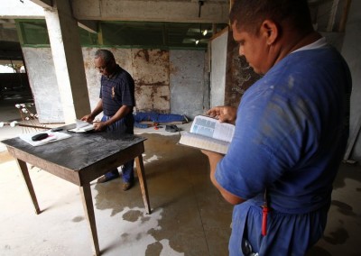 No intervalo da construção, o pastor do culto particular