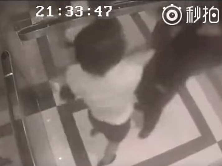 Vídeo flagra reação incrível de mulher, após ela ser assediada em elevador na China