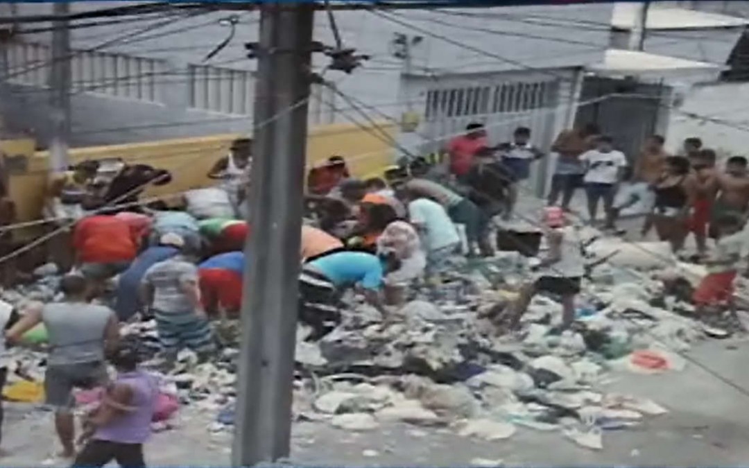 Moradores encontram R$ 15 mil em lixo de idosa, no Curado