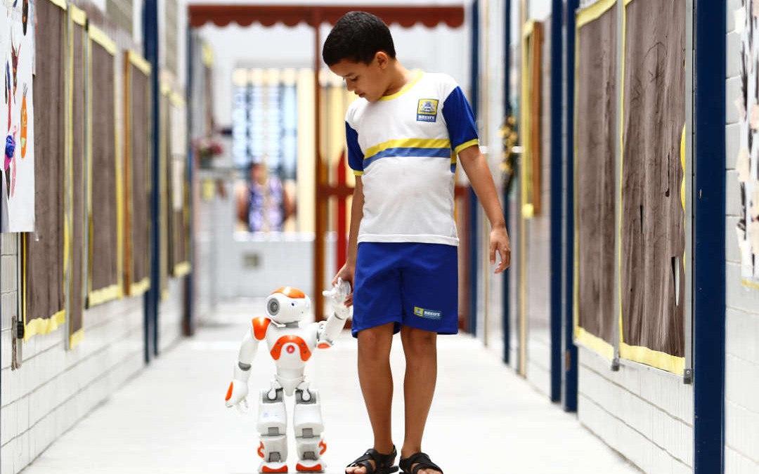 Robôs estimulam crianças com autismo em escolas públicas do Recife