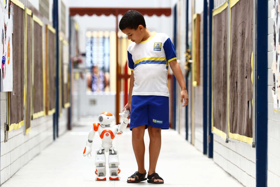 Robôs estimulam crianças com autismo em escolas públicas do Recife