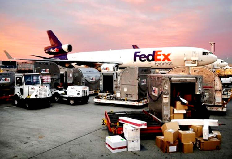 Funcionário da FedEx cochila ao colocar cargas no avião e viaja por engano
