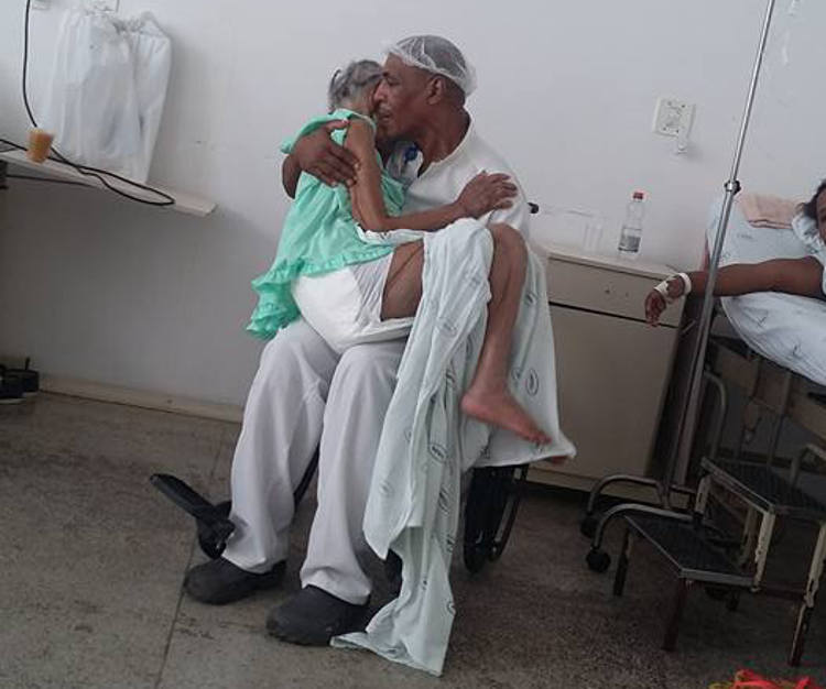 Foto de maqueiro com idosa no colo comove internet