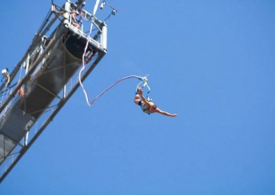 Garota se choca com rochas ao saltar de bungee jump