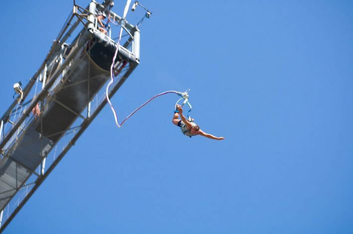 Garota se choca com rochas ao saltar de bungee jump