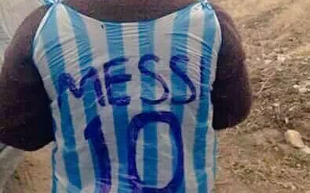 Famoso por camisa improvisada de Messi, menino tem que deixar Afeganistão após ameaças