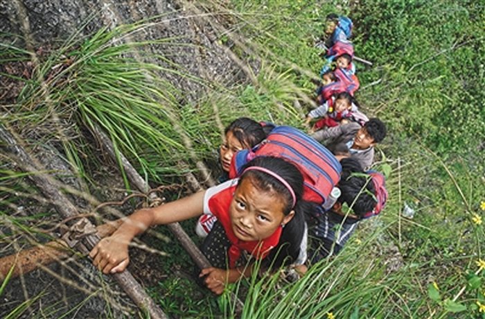 Crianças enfrentam penhasco de 800 m para ir à escola