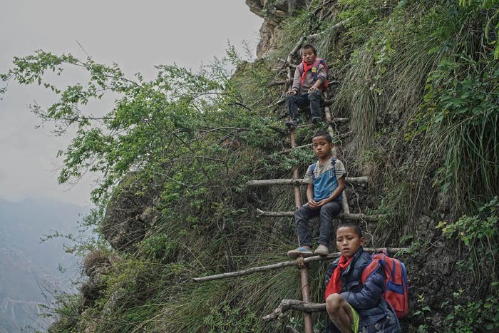 Chineses que iam à escola escalando penhasco de 800m ganharão escada