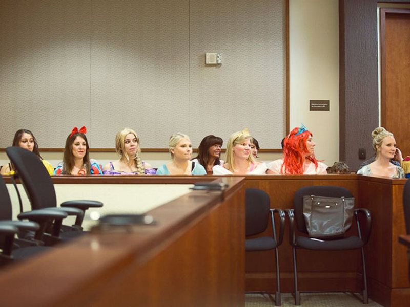 Menina é surpreendida por princesas da Disney em audiência de adoção