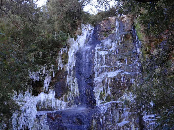 Dia mais frio do ano congela cachoeira no Brasil