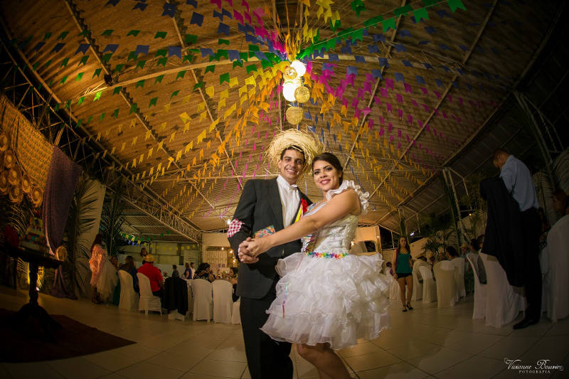 Driblando crise, noivos se casam com arraial em Caruaru